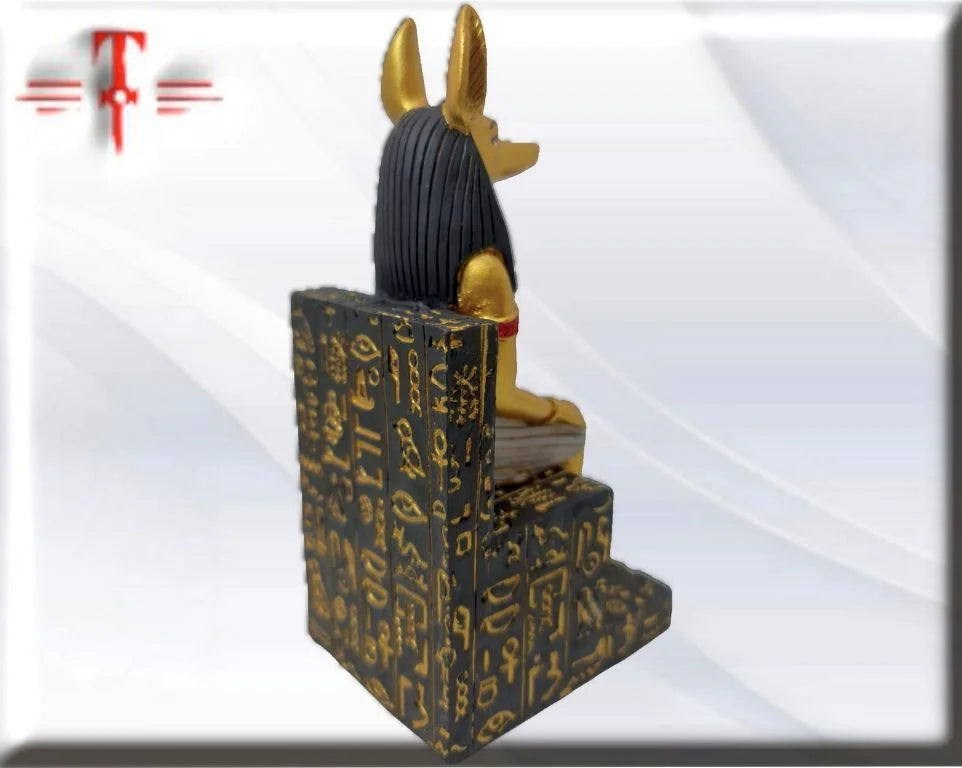Dios Anubis dorado