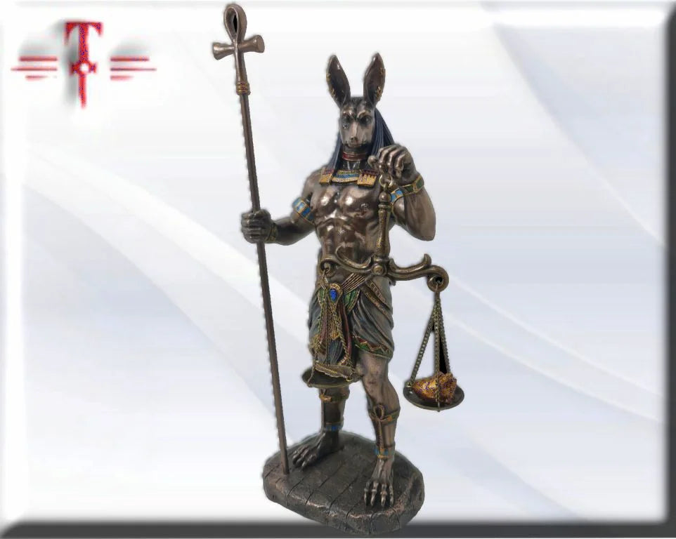 Dios Anubis con balanza