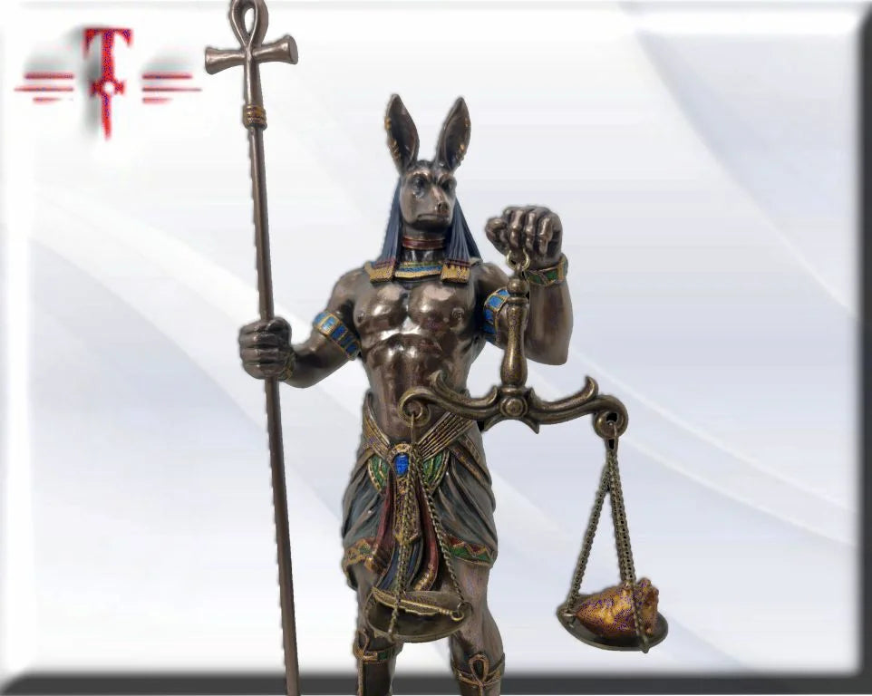 Dios Anubis con balanza