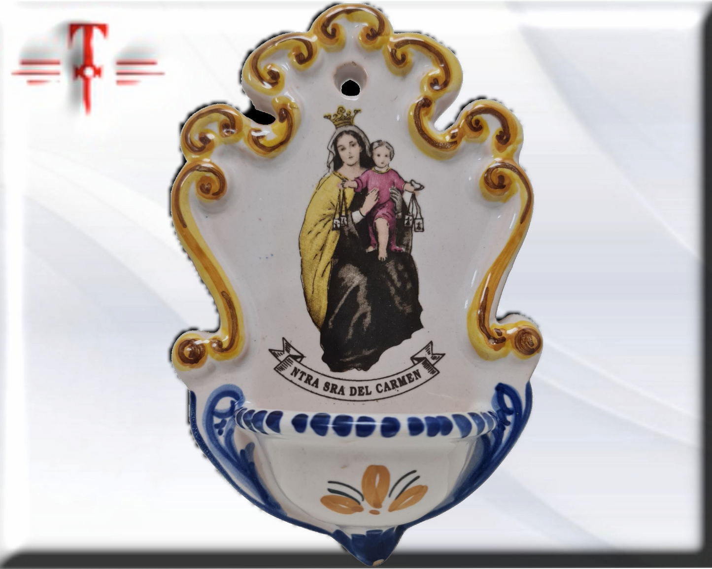 Pila de agua bendita , Virgen del Carmen . Virgenes y santos catolicos
