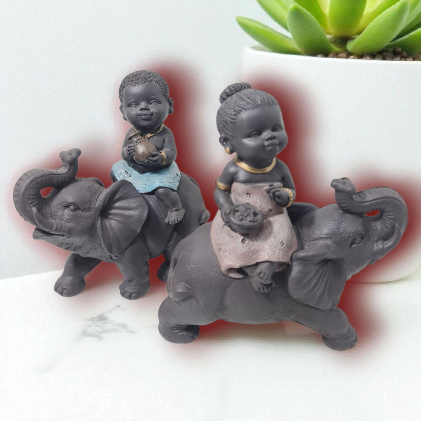 pareja de figuras sentadas sobre elefantes , decoracion del hogar