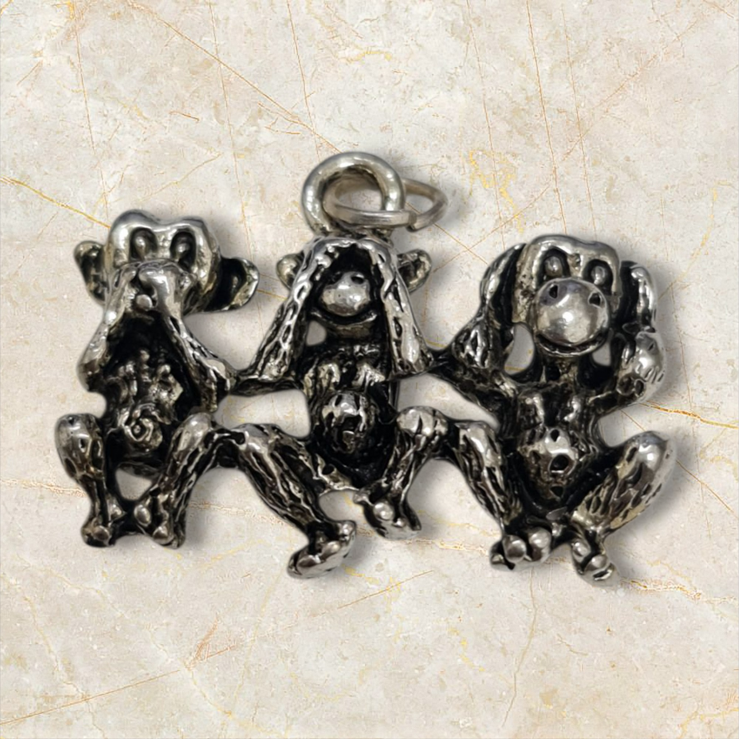 colgante amuleto 3 monos sabios