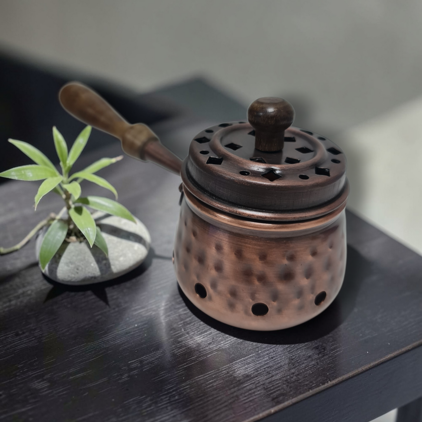 Incensario de metal con mango madera