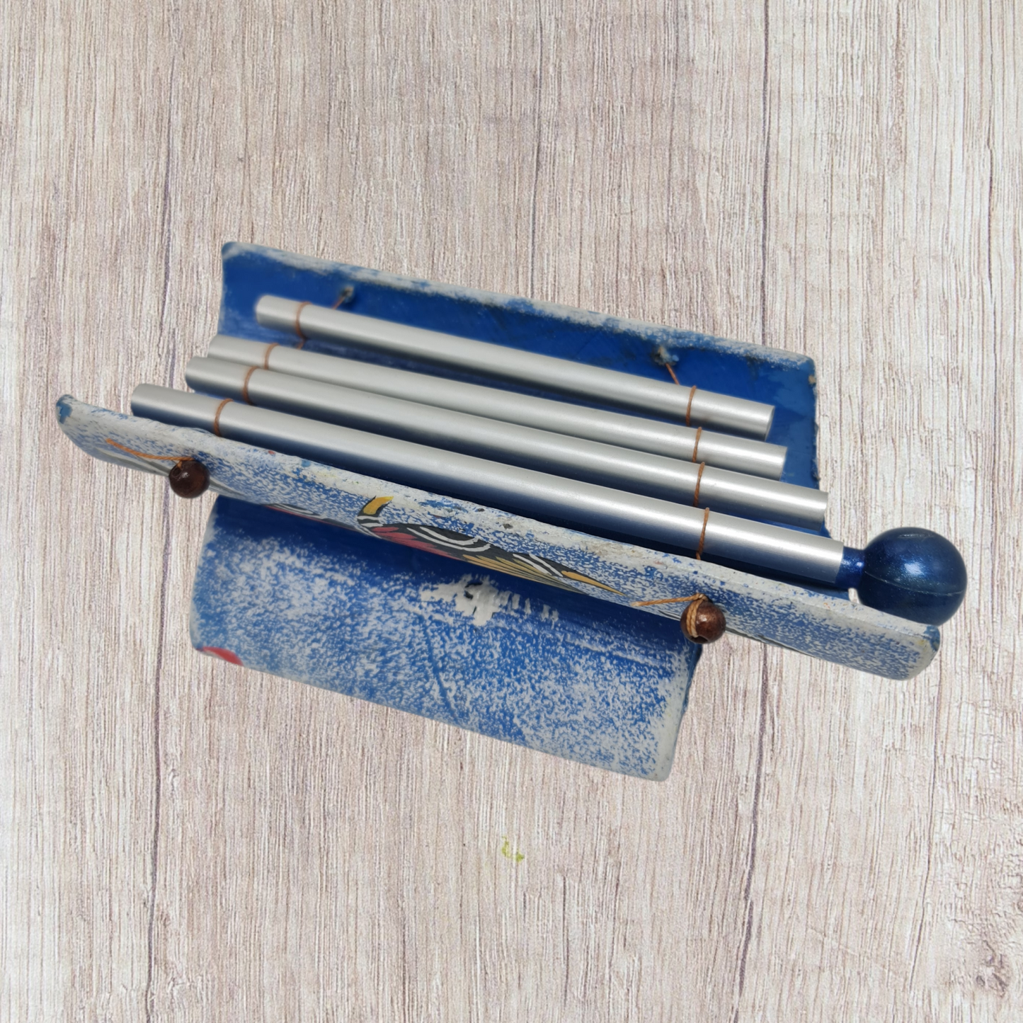 xilófono de bambú y aluminio artesanal, un instrumento de percusión pequeño