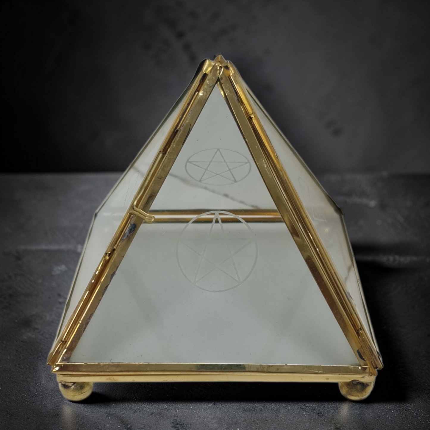 Pirámide metal acristalada con puerta