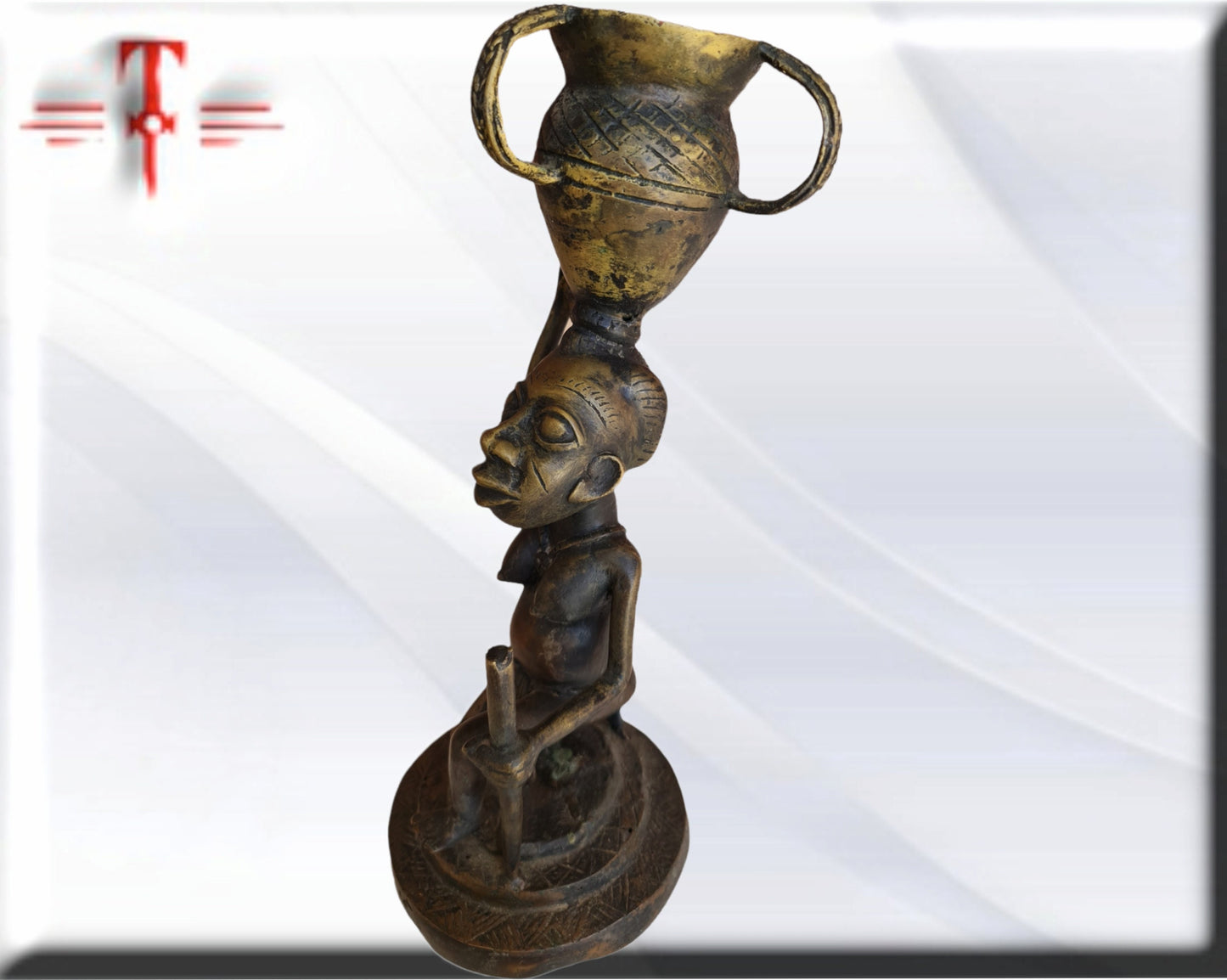 Antigua estatua de bronce mujer con jarron. Benín Africa del este . Arte Africano , Galería de arte , antigüedad africana