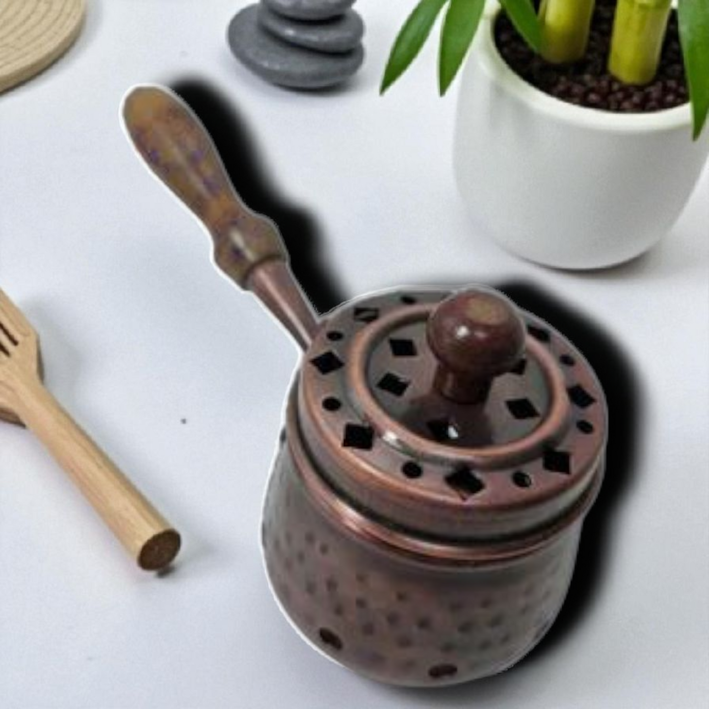 Incensario de metal con mango madera