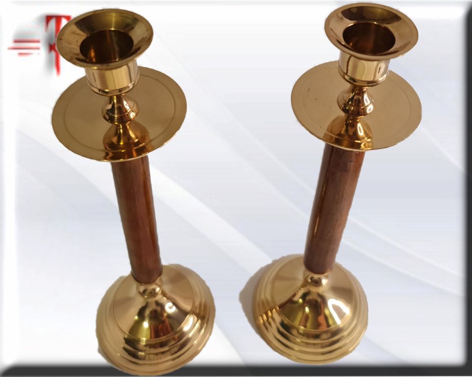 pareja de candelabros de latón y madera