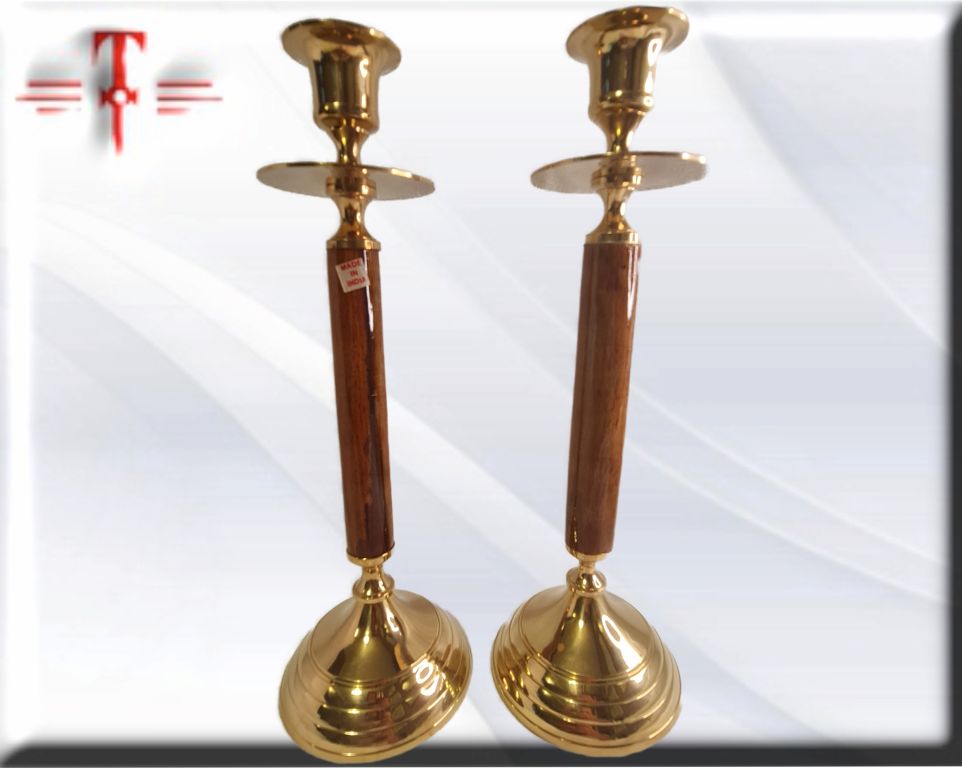 pareja de candelabros de latón y madera