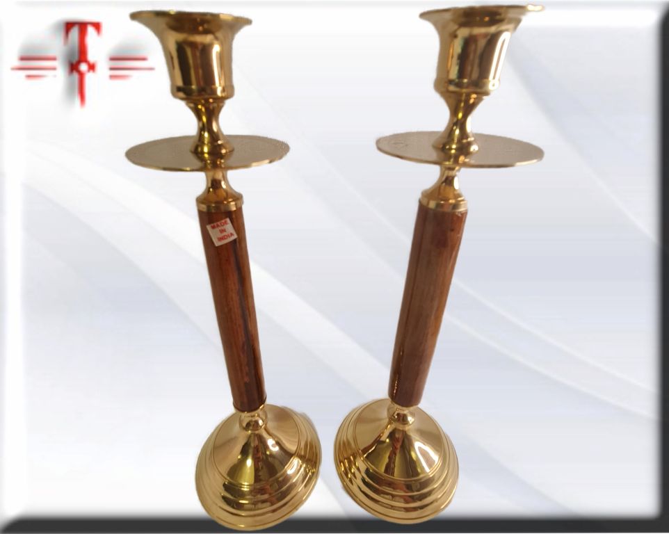 pareja de candelabros de latón y madera