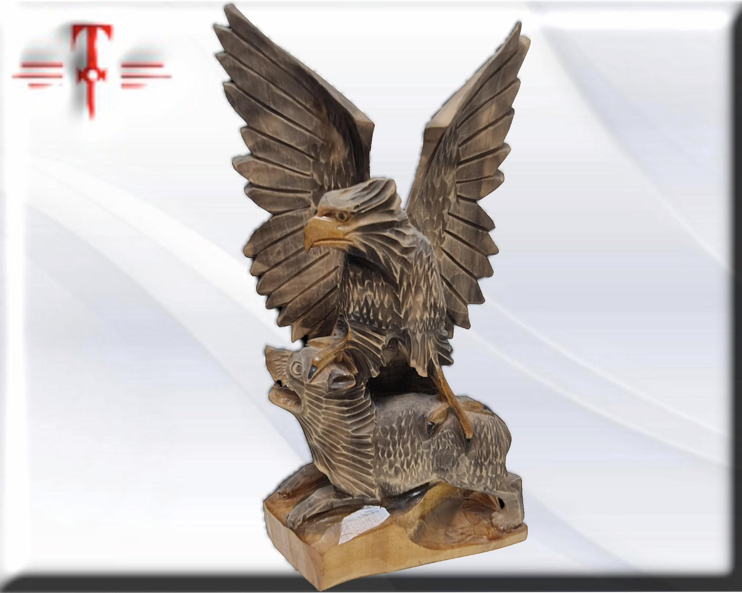 Aguila cazando a lobo, tallado a mano