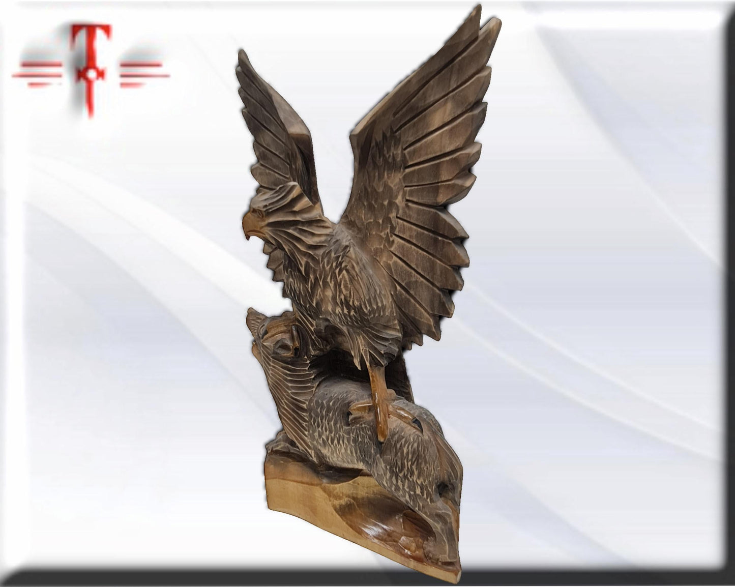 Aguila cazando a lobo, tallado a mano