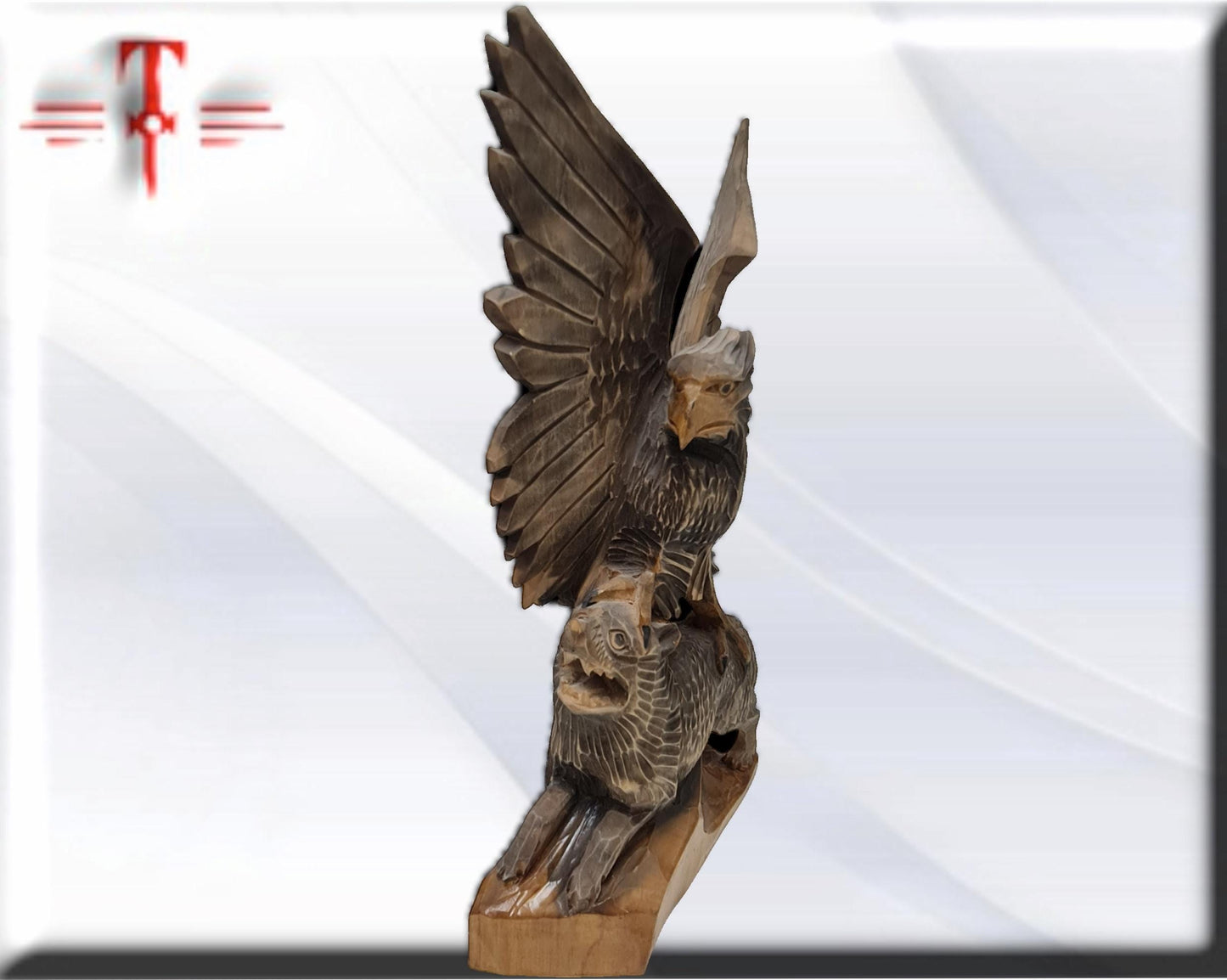 Aguila cazando a lobo, tallado a mano