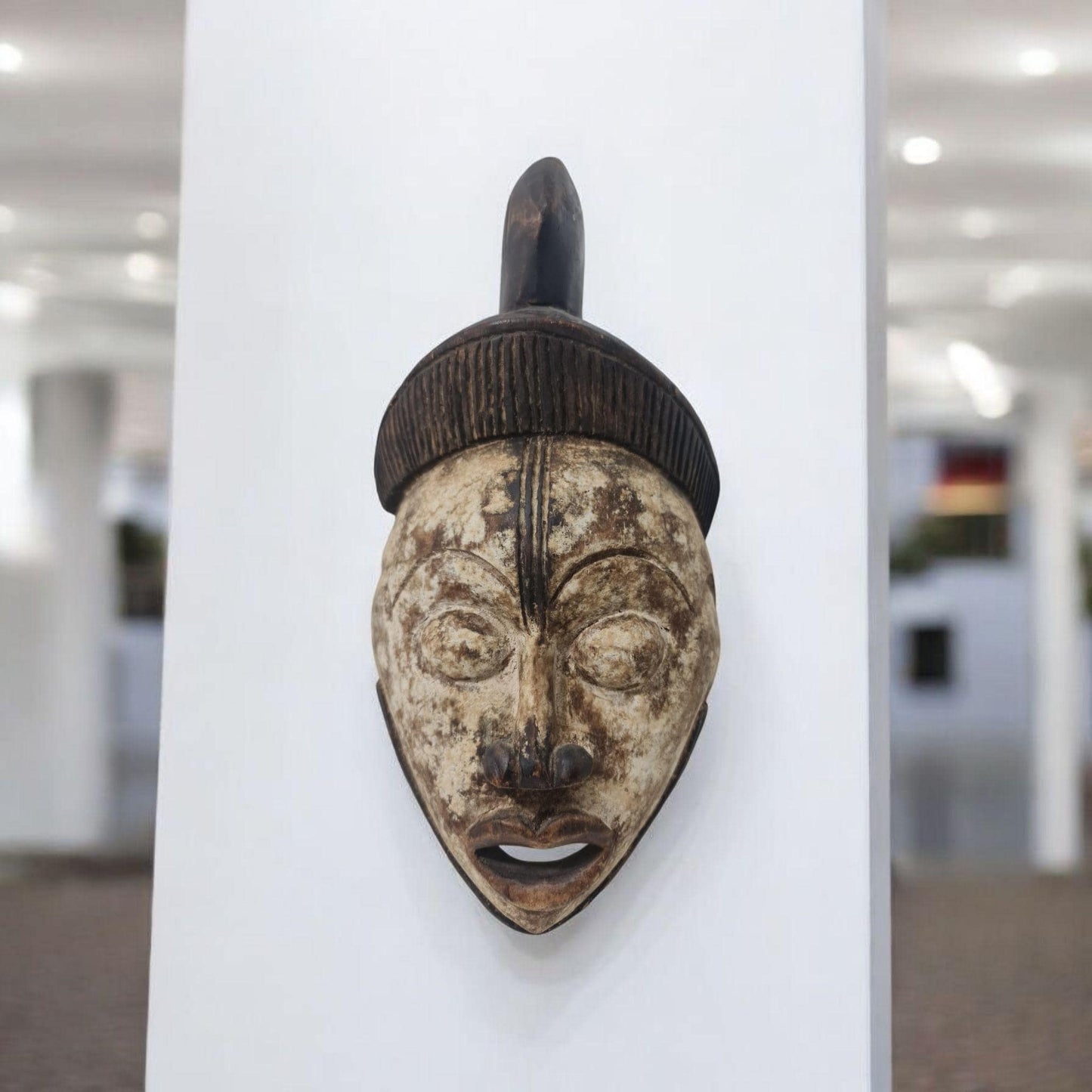 Antigua mascara africana Punu arte africano