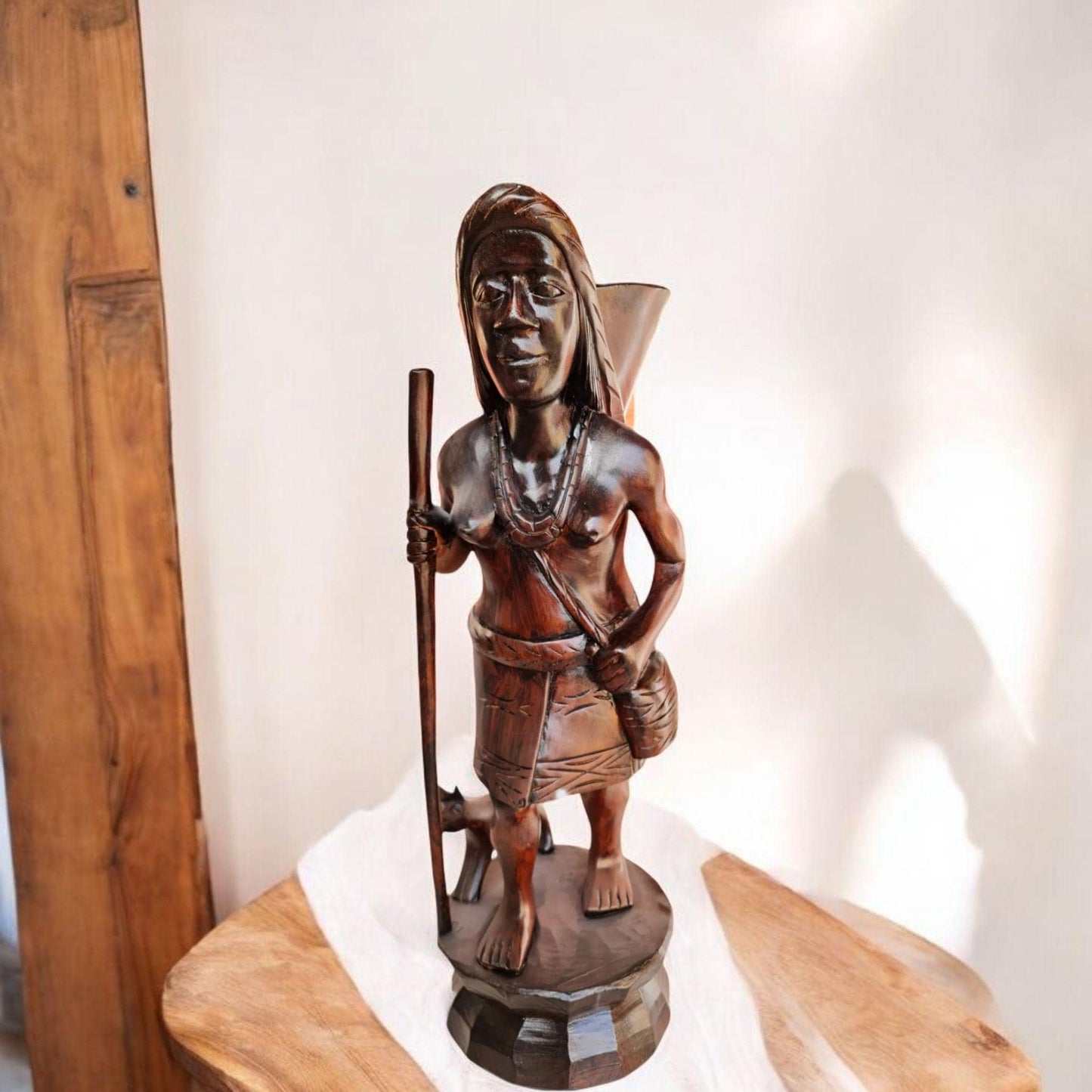 Talla de Indigena mujer , tallado en maderas nobles