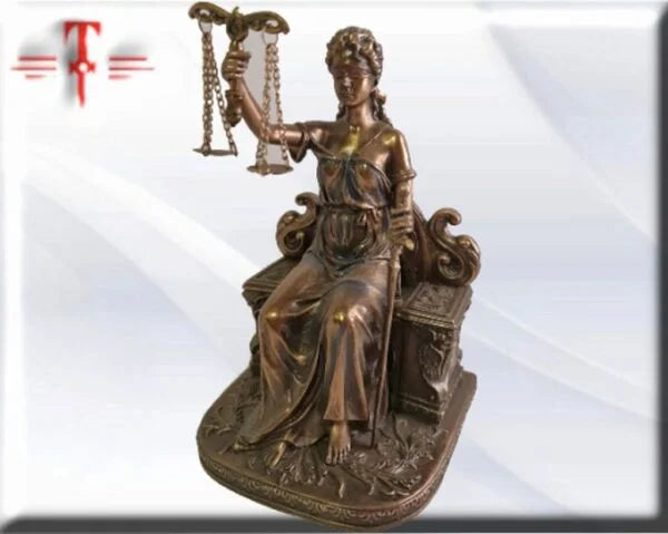 Diosa Temis de la justicia sentada