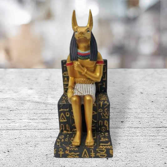 Dios Anubis dorado