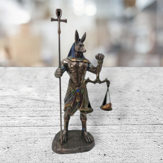 Dios Anubis con balanza