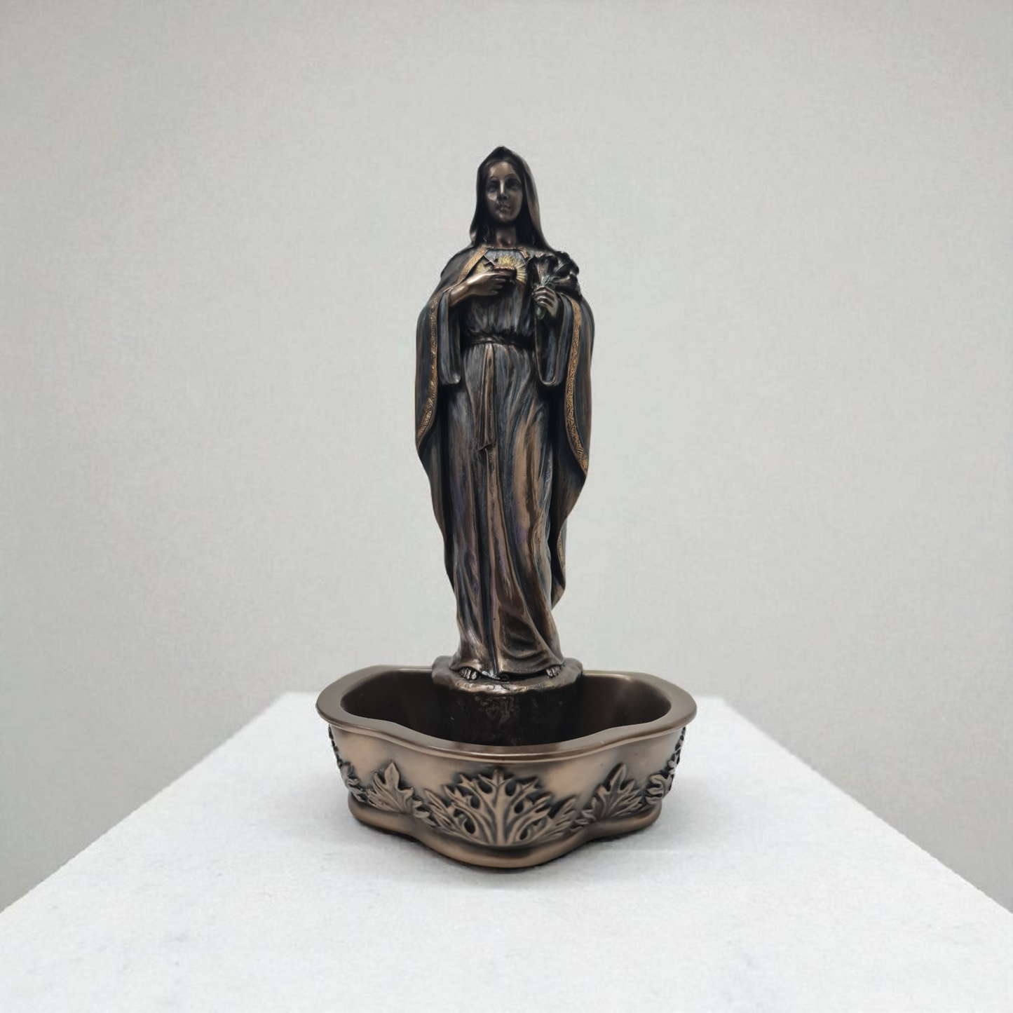 Pila de agua bendita , Sagrado corazon de Maria . Virgenes y santos catolicos