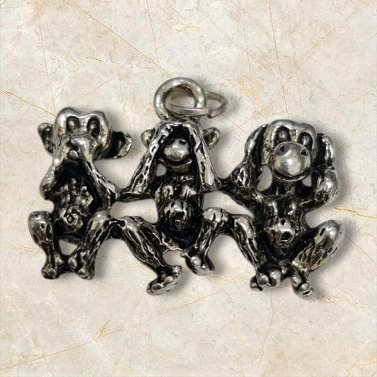 colgante amuleto 3 monos sabios