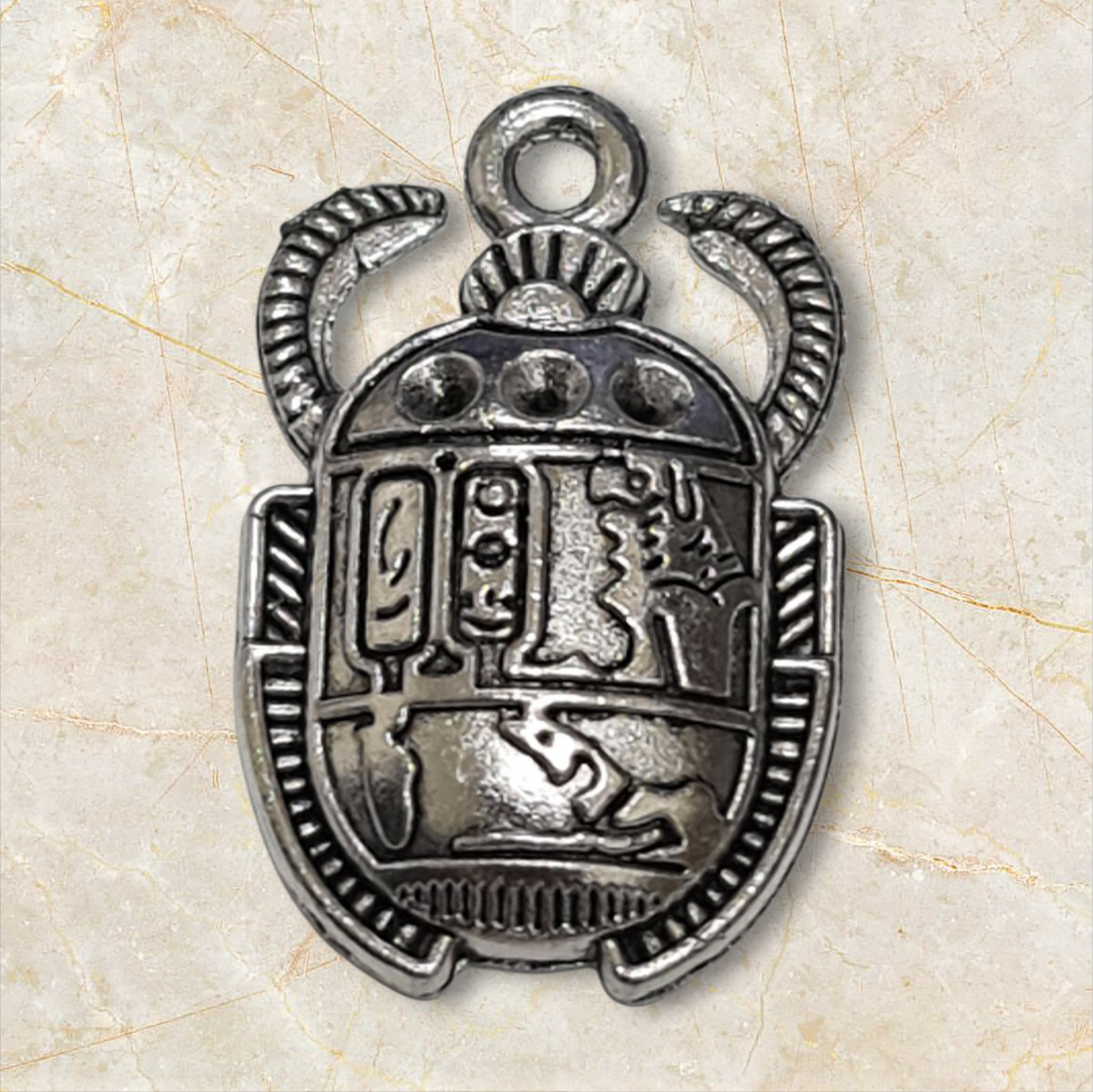 colgante amuleto escarabajo egipcio