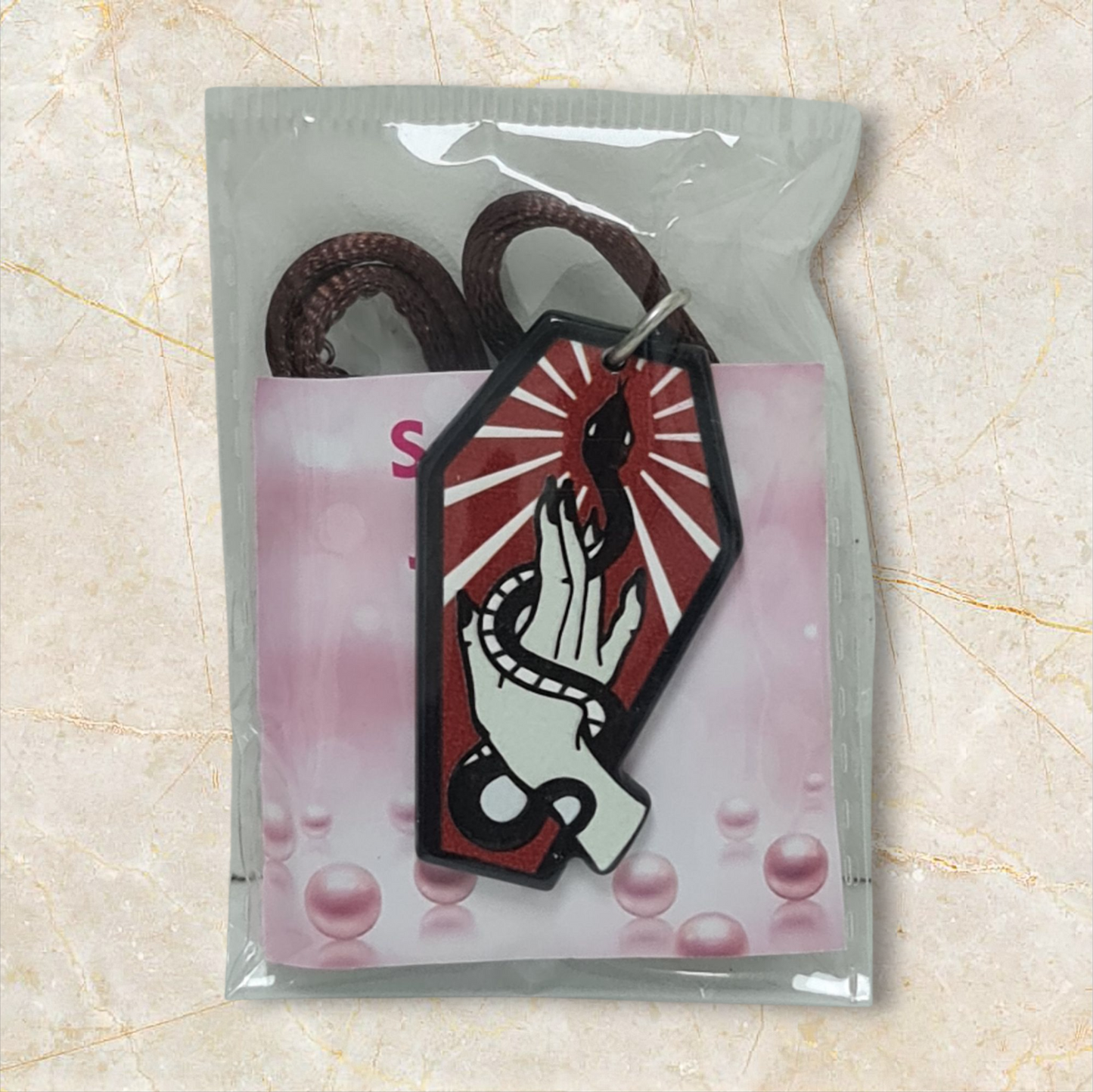 colgante Ataud con mano y serpiente