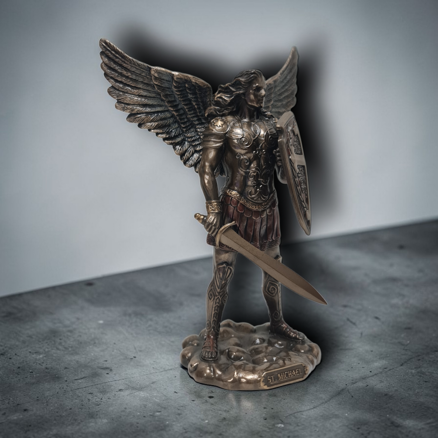 Arcángel San Miguel con escudo