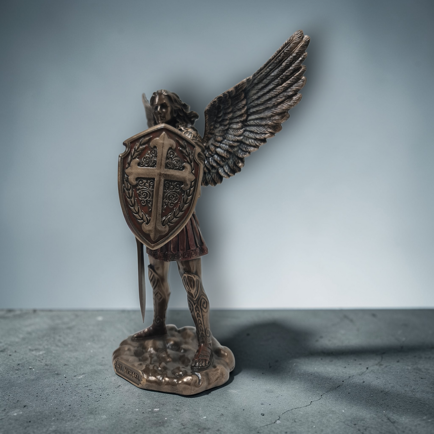 Arcángel San Miguel con escudo