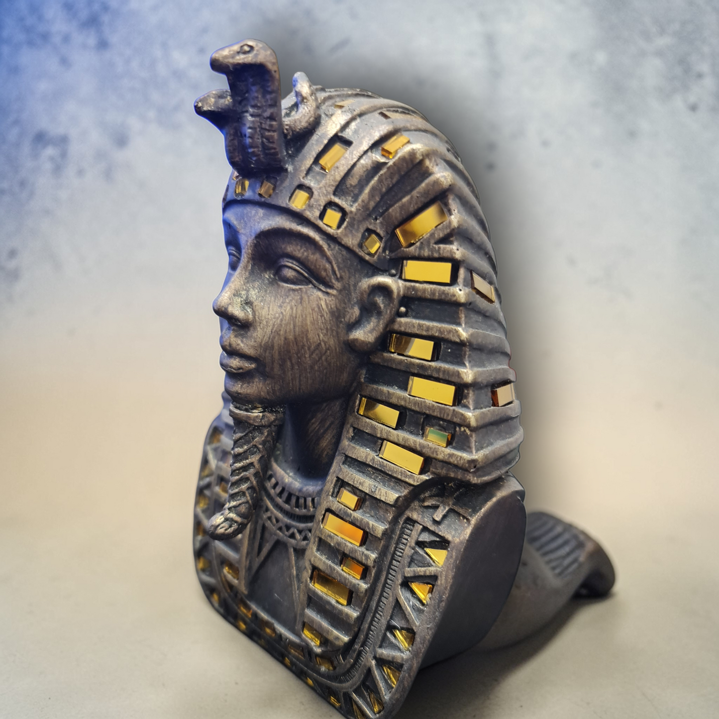 busto faraón egipcio con cristales