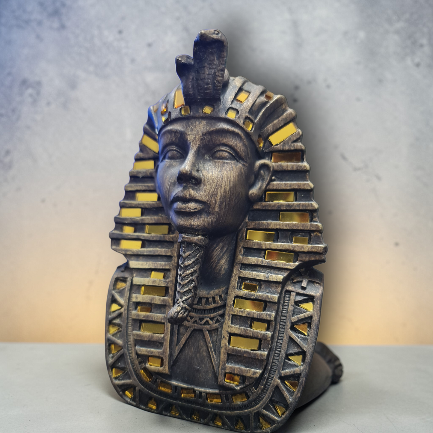 busto faraón egipcio con cristales