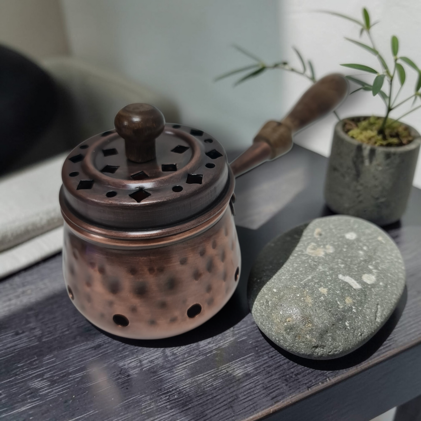 Incensario de metal con mango madera