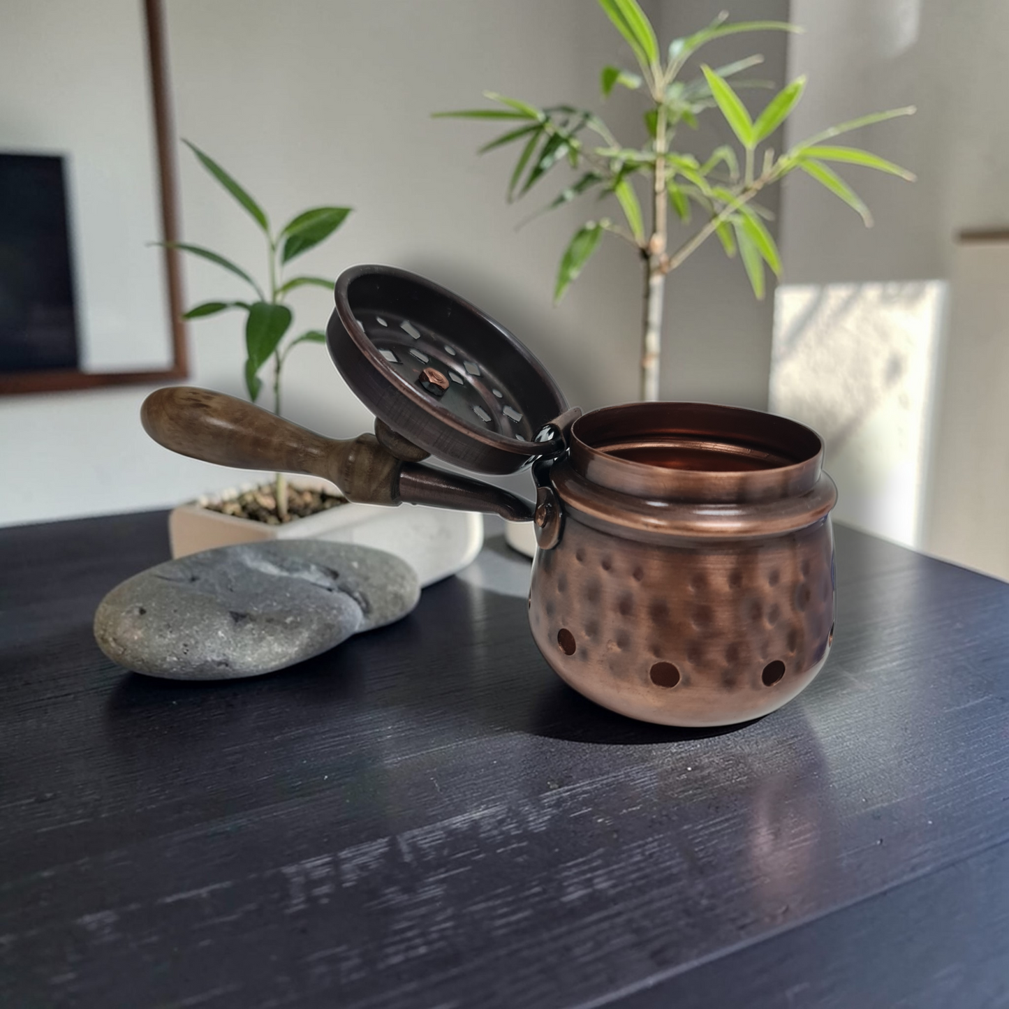 Incensario de metal con mango madera