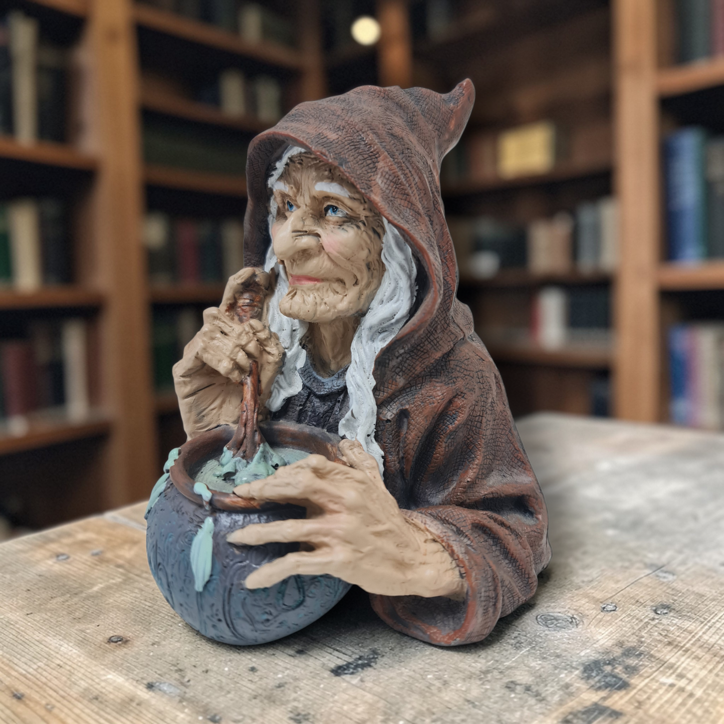 Bruja Wicca haciendo pócima