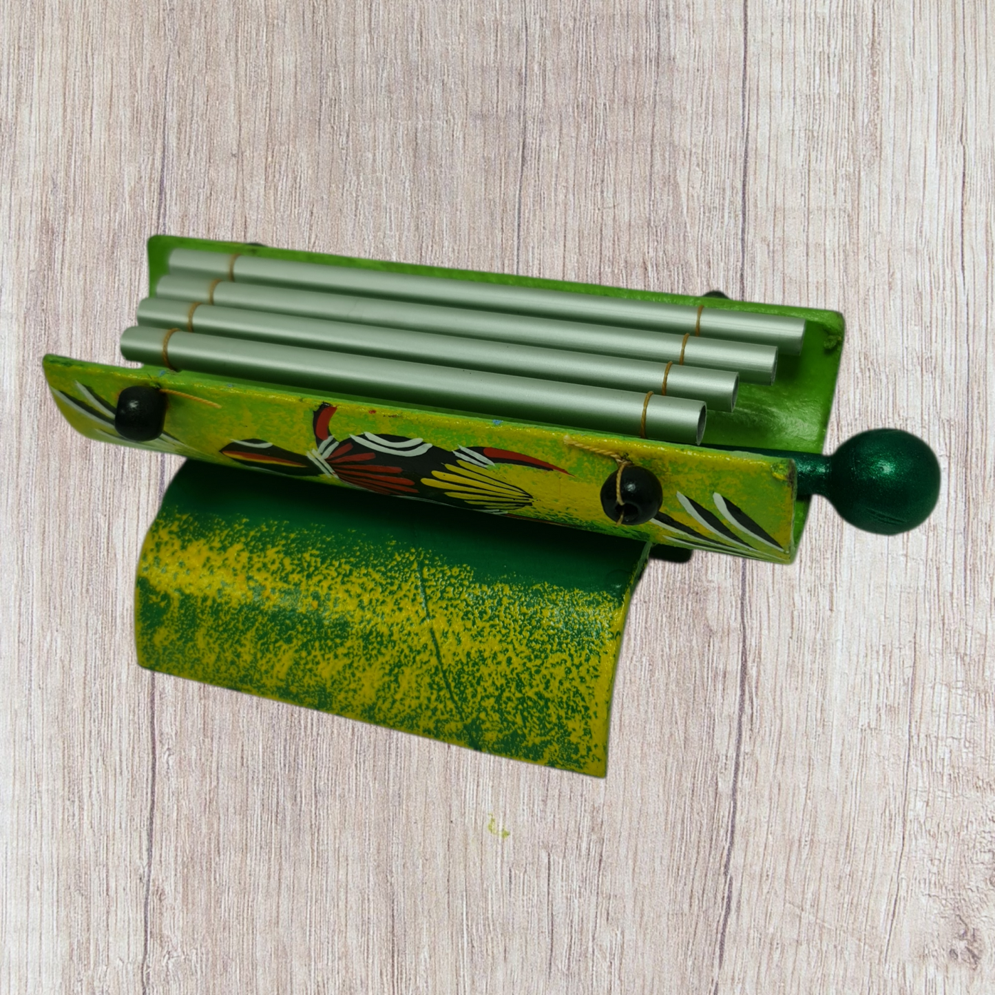 xilófono de bambú y aluminio artesanal, un instrumento de percusión pequeño