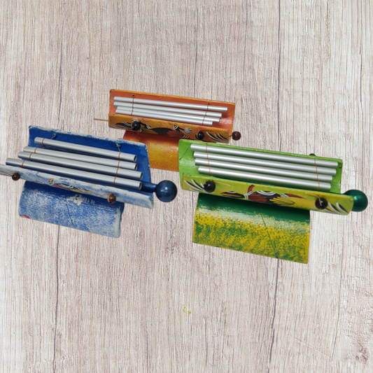 xilófono de bambú y aluminio artesanal, un instrumento de percusión pequeño