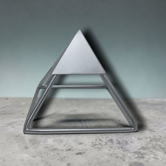 Pirámide metal con cono