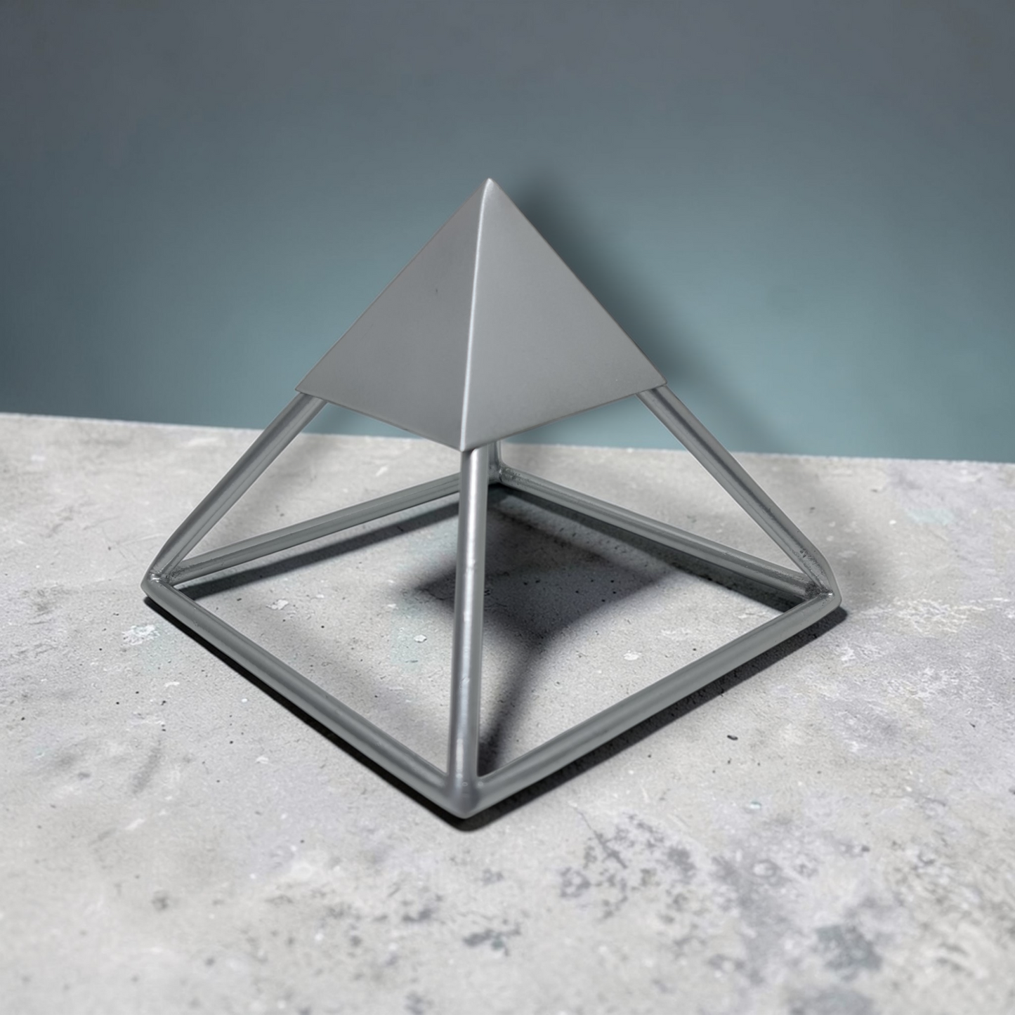 Pirámide metal con cono