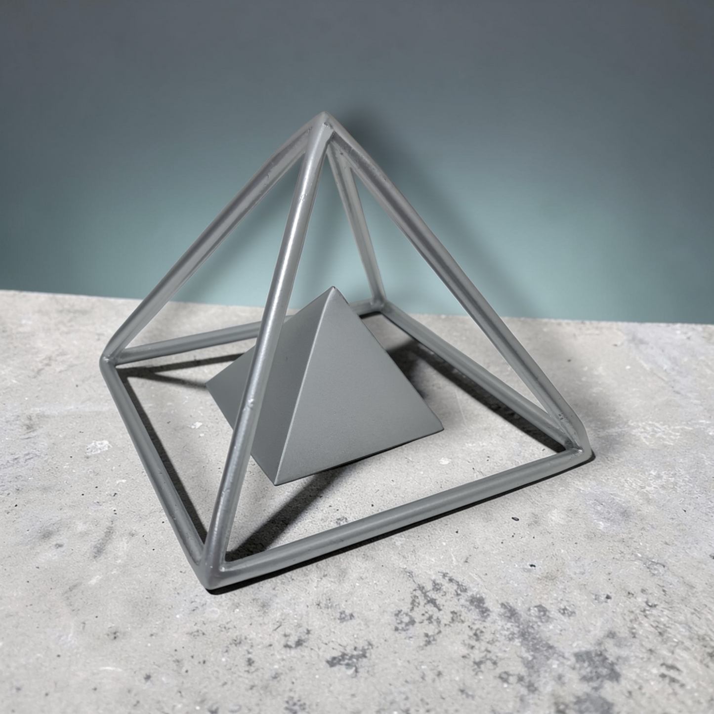 Pirámide metal con cono