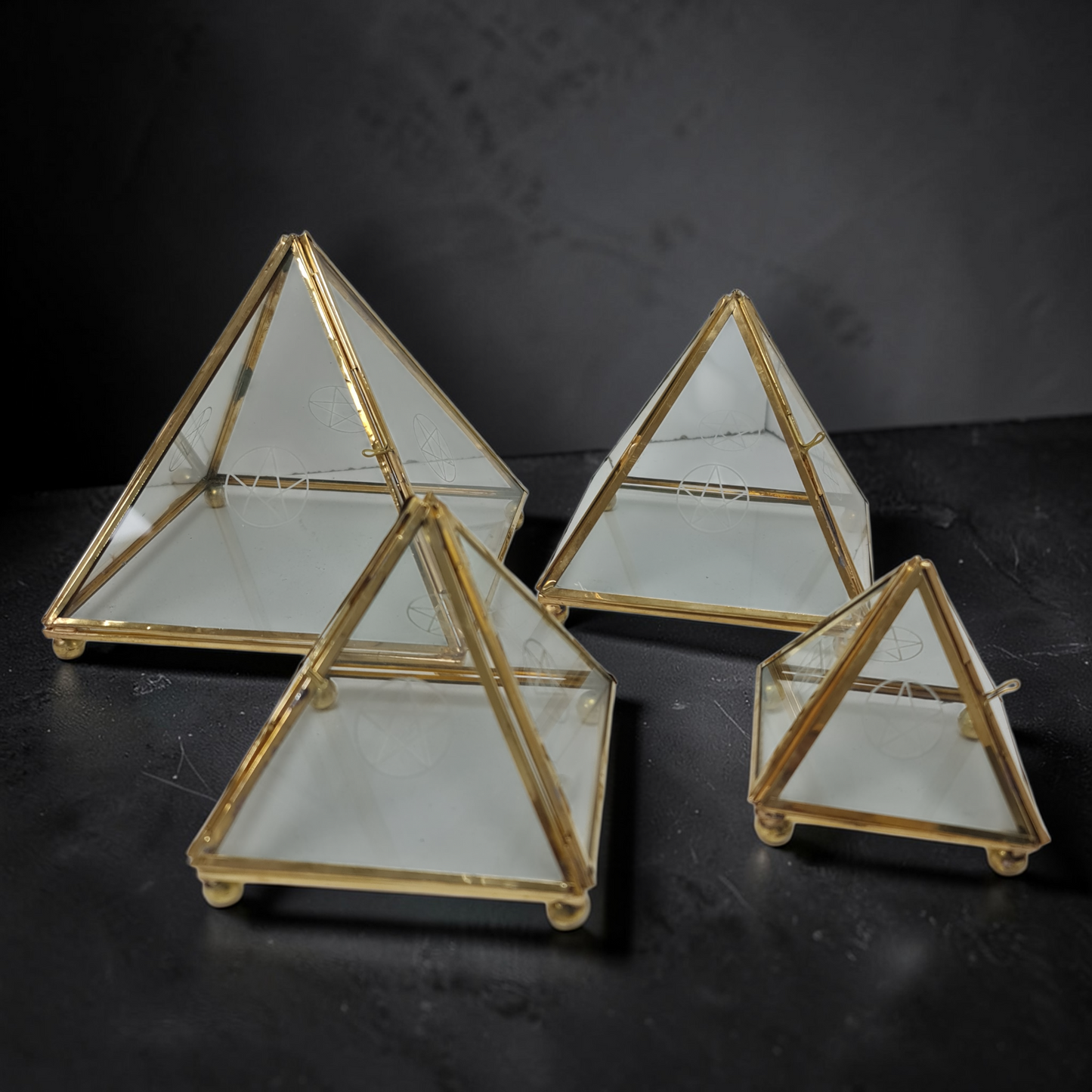 Pirámide metal acristalada con puerta