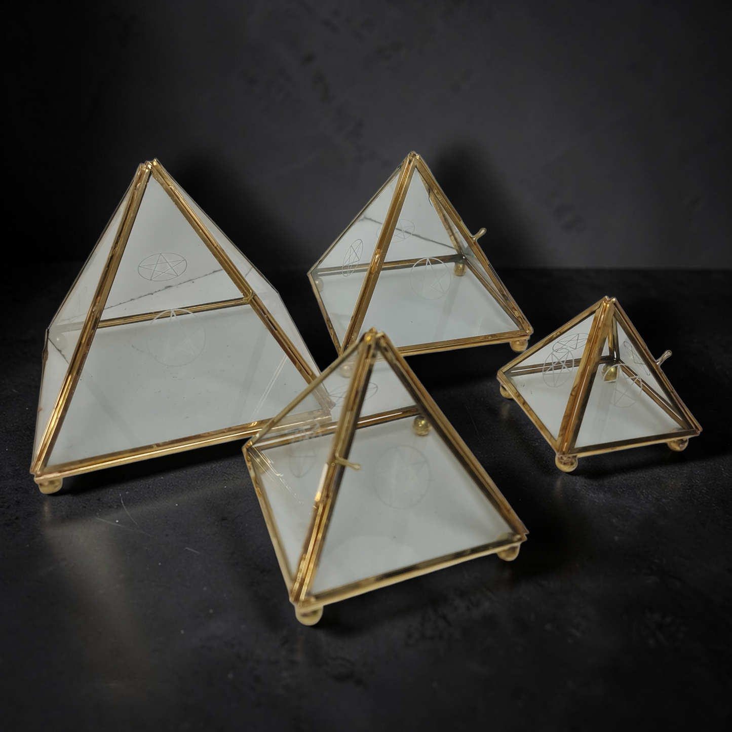 Pirámide metal acristalada con puerta