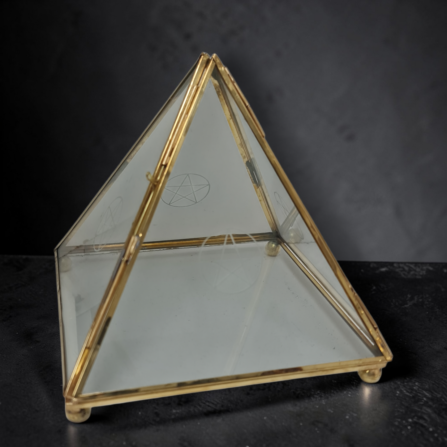 Pirámide metal acristalada con puerta