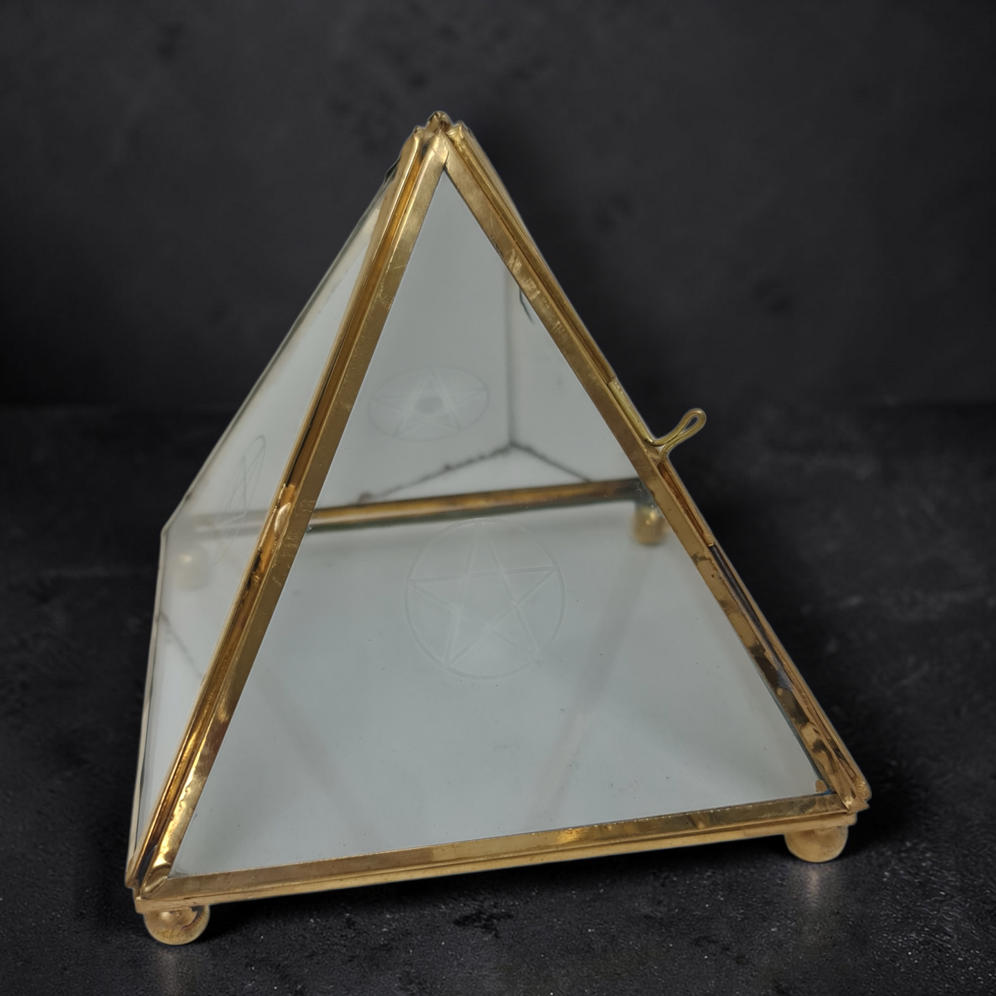 Pirámide metal acristalada con puerta