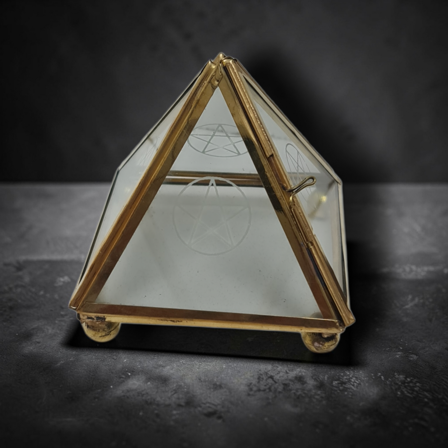 Pirámide metal acristalada con puerta