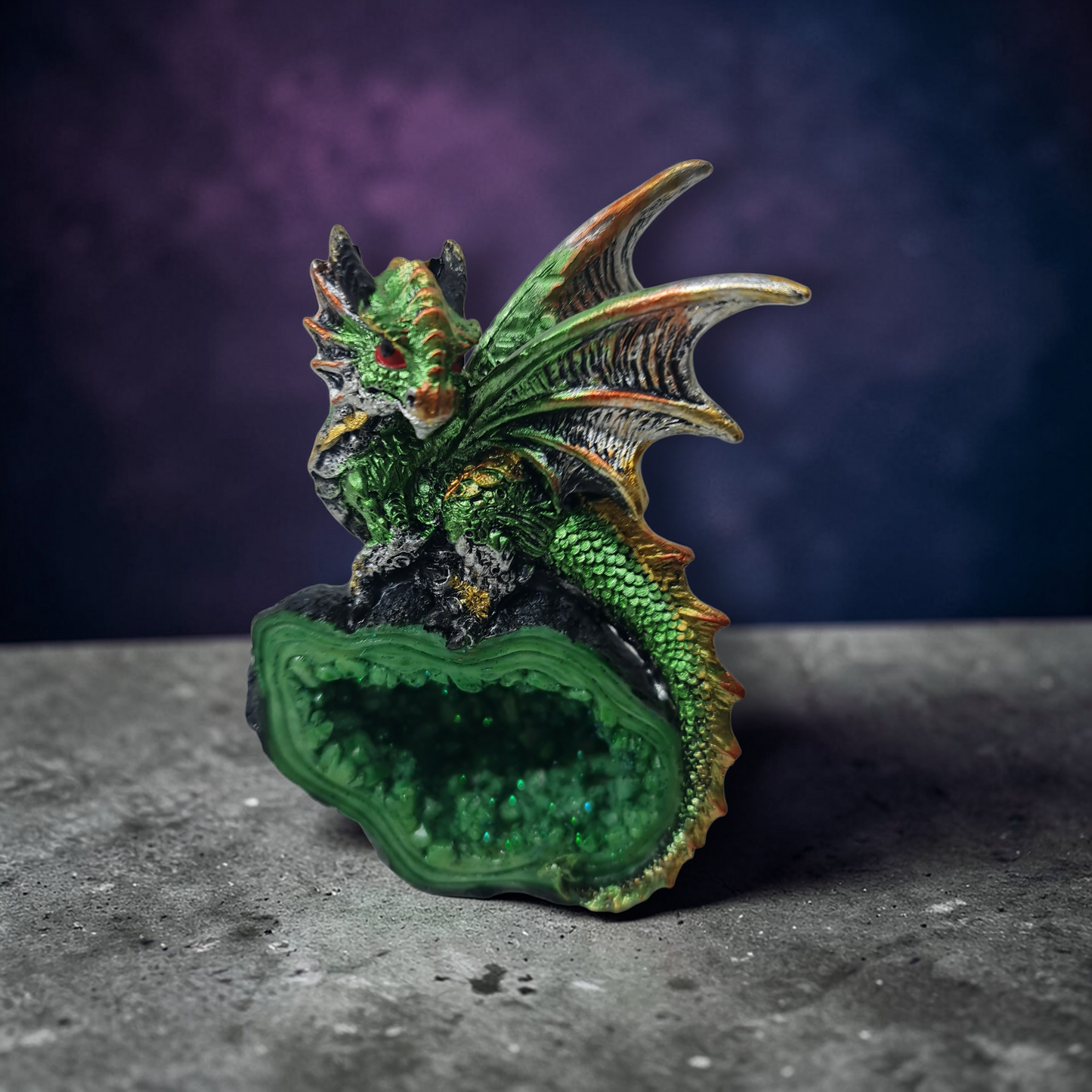 Dragon con piedra preciosa