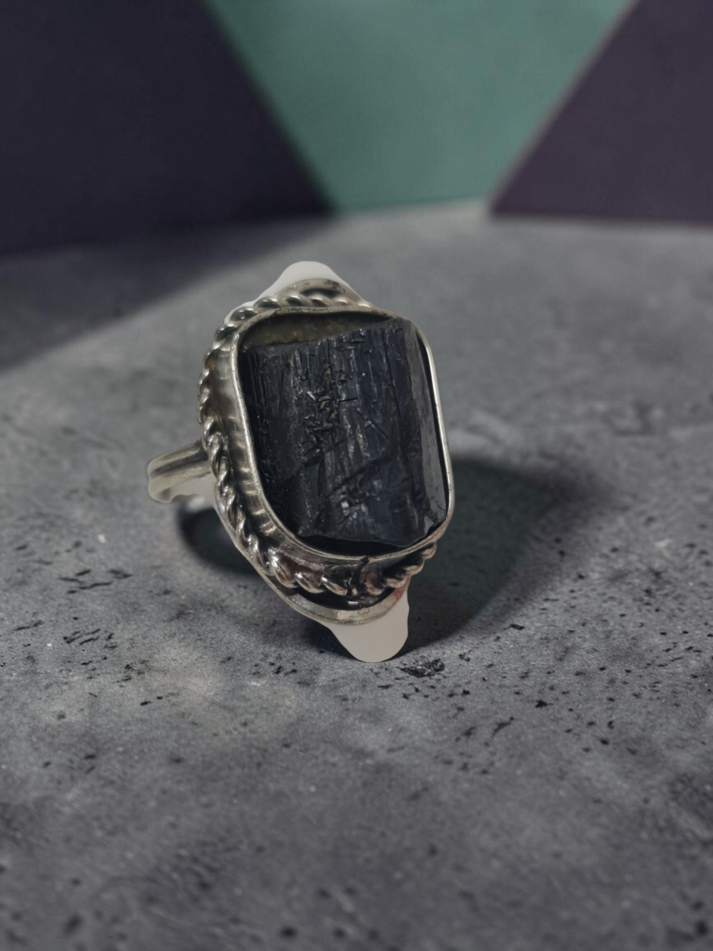 anillo con turmalina en bruto