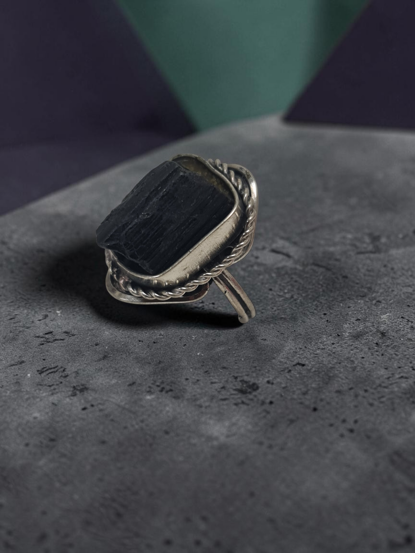 anillo con turmalina en bruto