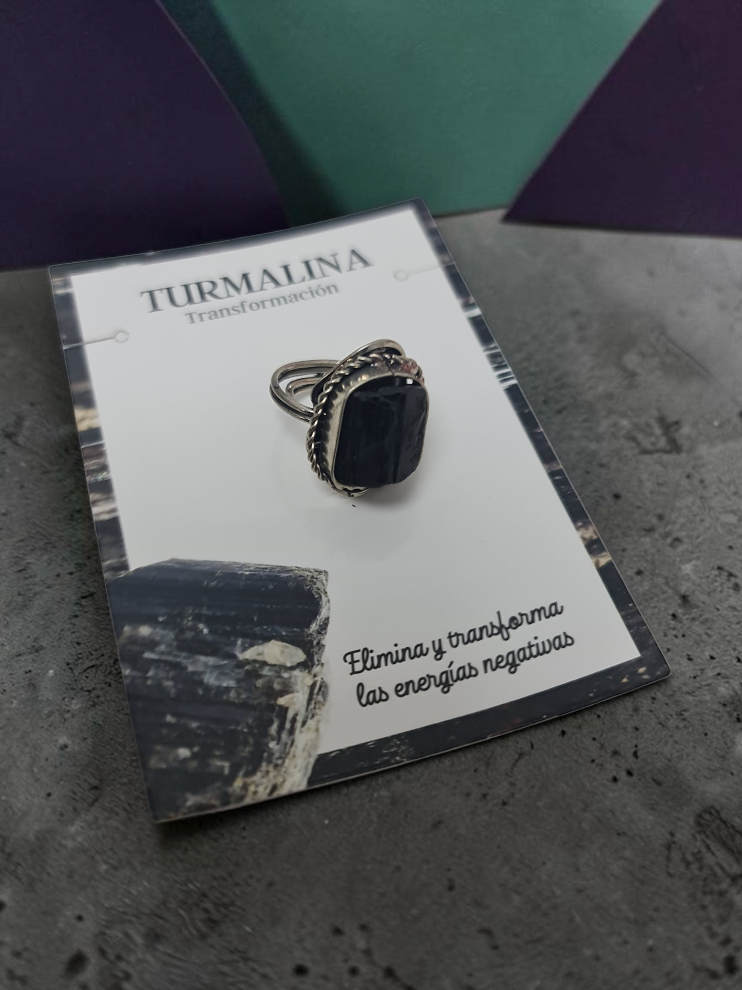 anillo con turmalina en bruto