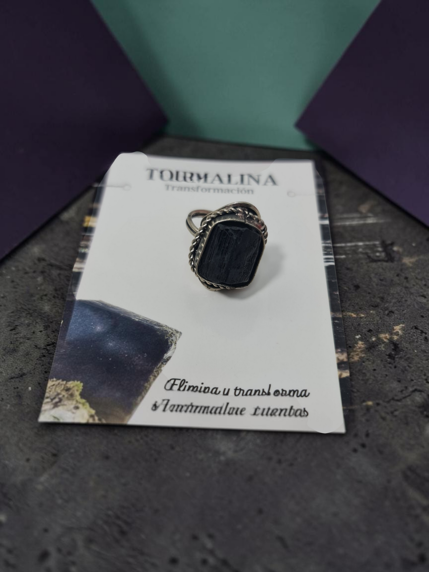 anillo con turmalina en bruto