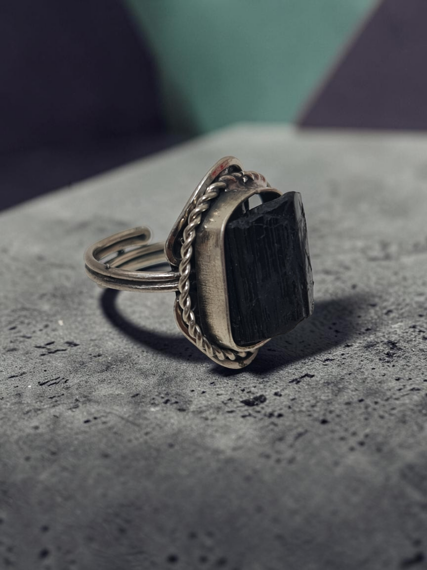 anillo con turmalina en bruto