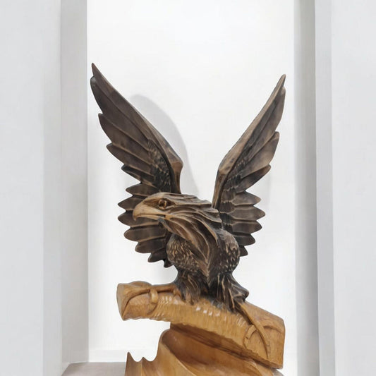Aguila en rama , tallado a mano
